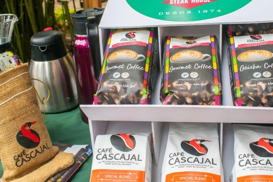 Exhibidor con presentaciones de café tostado